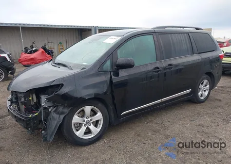 2019 Toyota Sienna Le 8 Passenger z USA, uszkodzony, nr VIN 5TDKZ3DC4KS018893